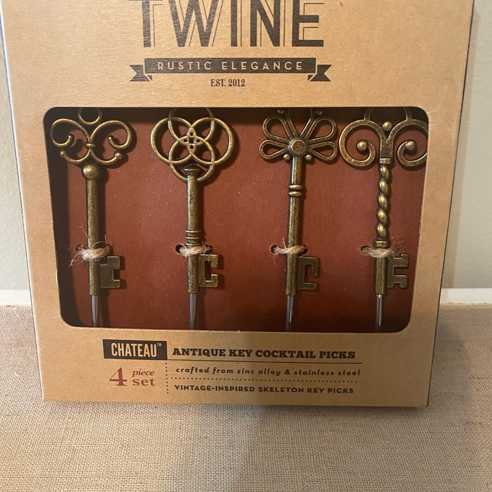 True Fabrications Twine “Chateau” antique brass key cocktail pic 4 pc set NWT - Picture 3 of 3